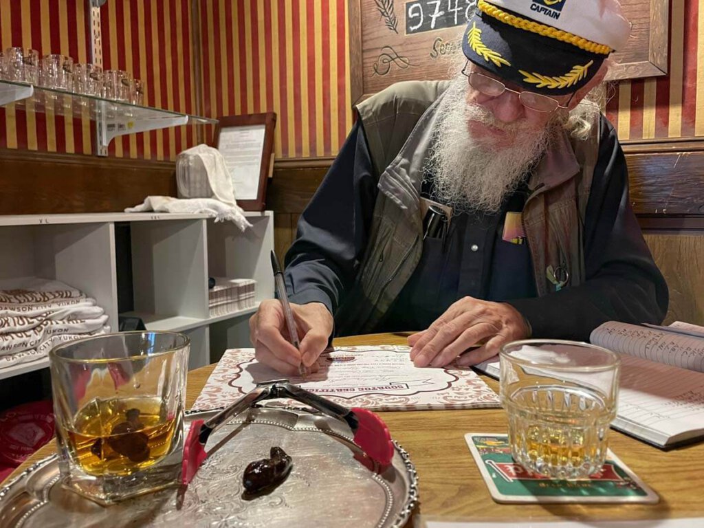 In der Bar des Downtownhotels wird der Sourtoe Cocktail serviert