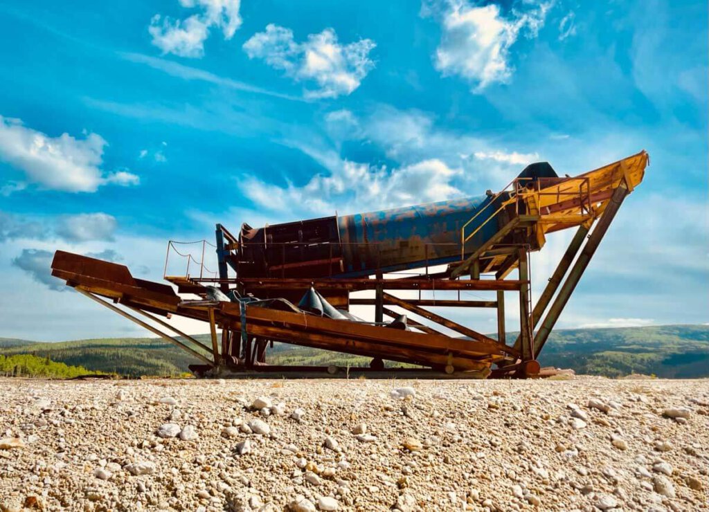 Eine alte Dredge, ein historischer Goldbagger aus 1912