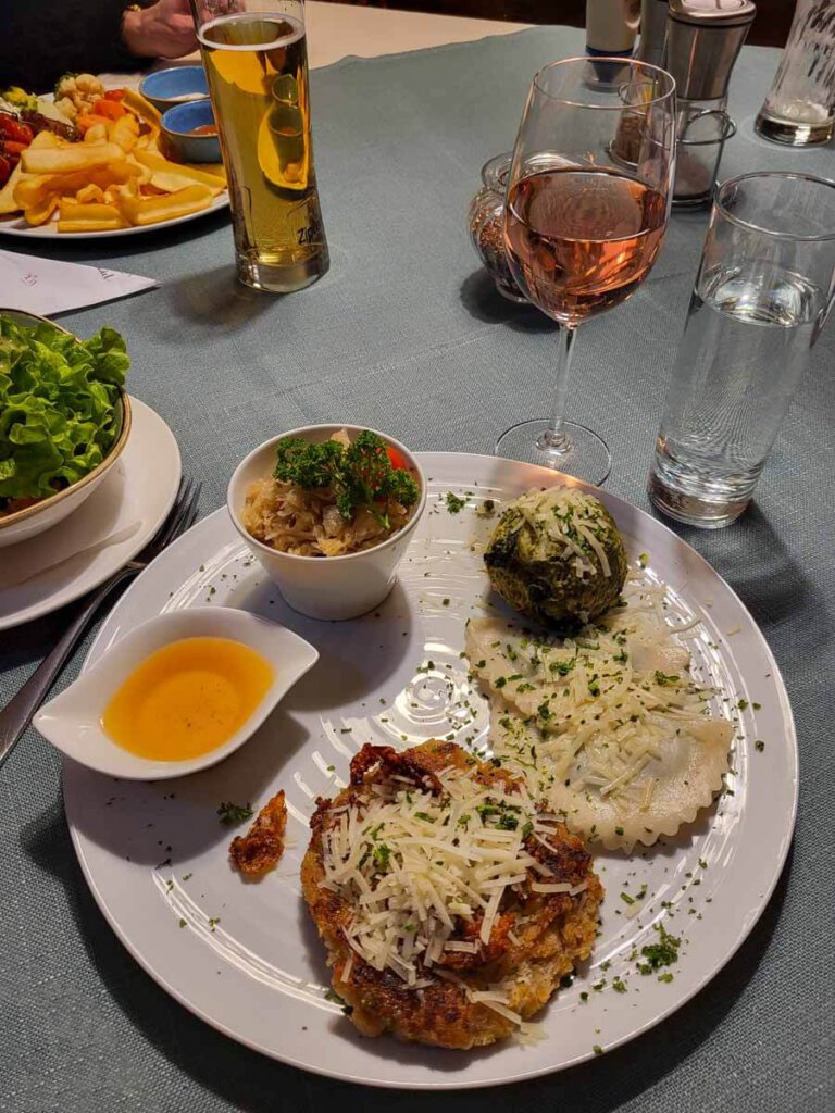 Tiroler Tris im Gasthaus Einhorn Schaller in Schwaz, Silberregion Karwendel, Tirol, Österreich