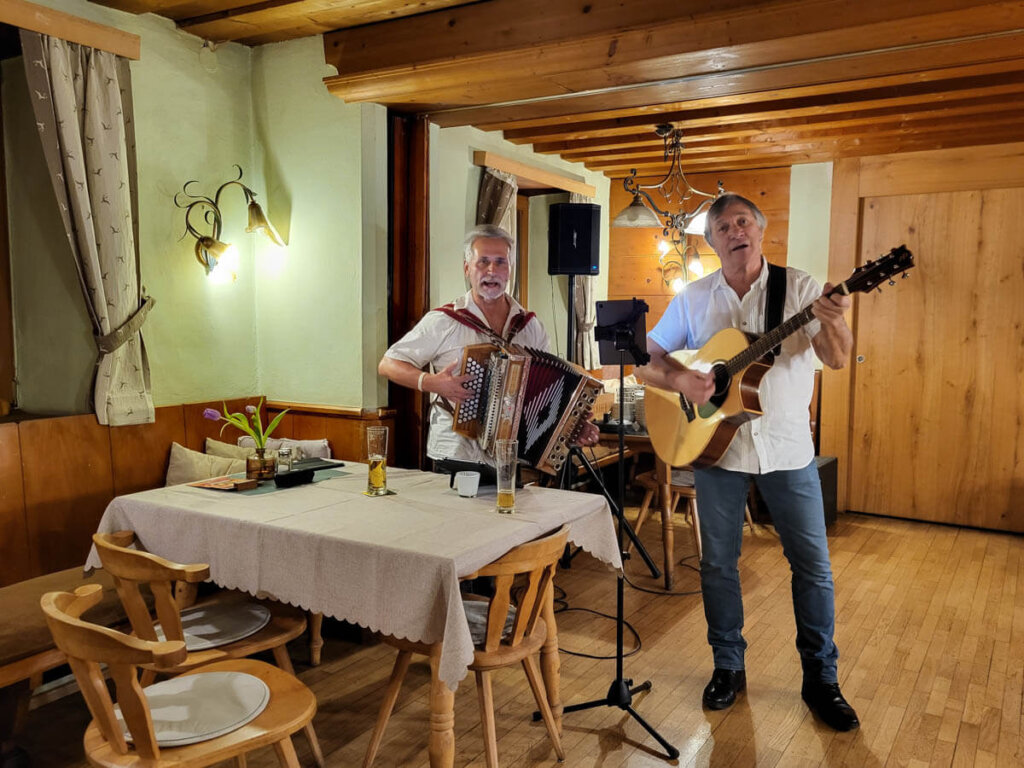 Harry & Klaus unterhalten uns im Gasthaus Pelikan in Vomp mit Tiroler Volksmusik