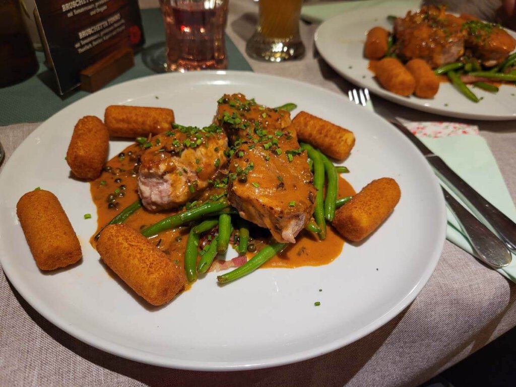 Schweinelendchen in Pfefferrahm im Gasthaus Pelikan in Vomp