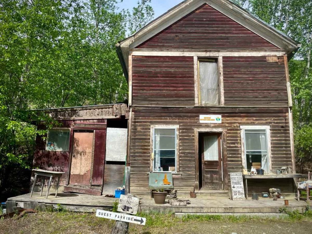 Das alte Roadhouse in Goldbottom im kanadischen Yukon