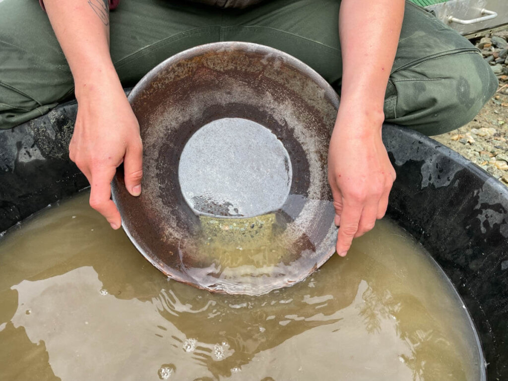Feinarbeit mit der Goldpfanne beim Goldschürfen in Klondike-Gebiet im Yukon Kanada