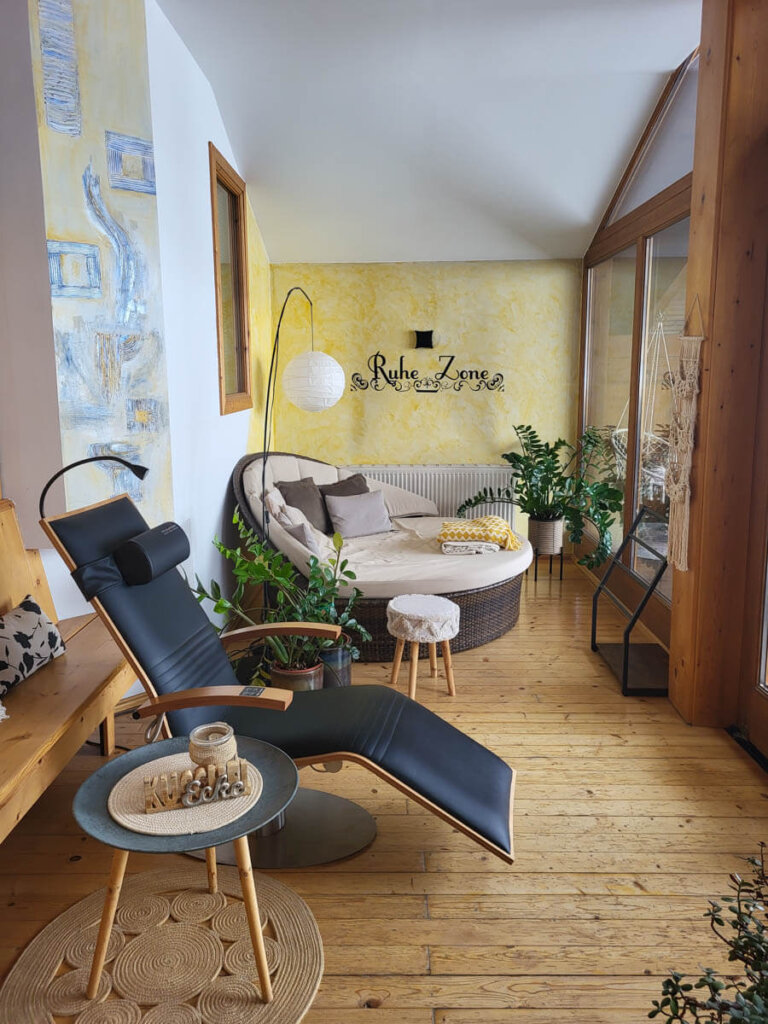 Ruheraum im Wellnessbereich mit Bergblick in der Pension Hofer Stubn in Kolsassberg