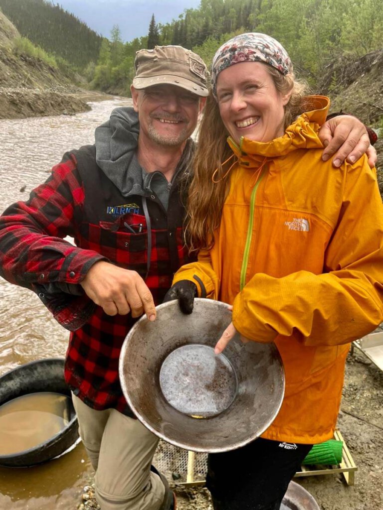 Stolz auf den Goldstaub, der in der Pfanne glitzert - beim Goldschürfen im Yukon