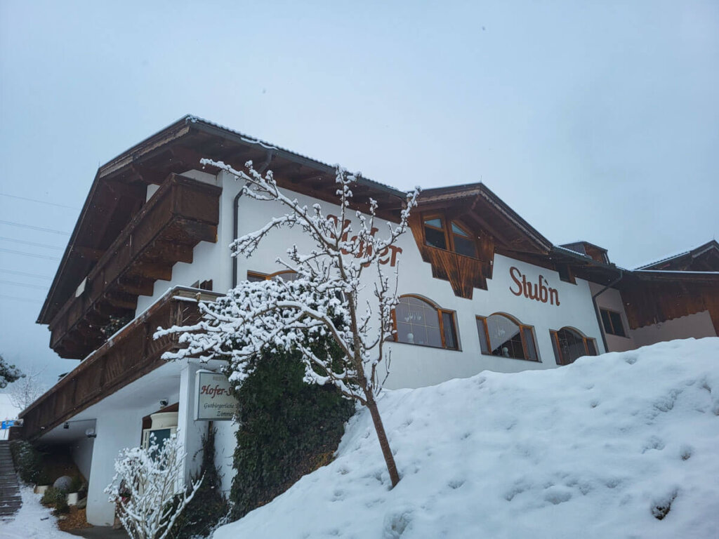 Unsere tief verschneite Unterkunft in der Silberregion Karwendel in Tirol, Österreich