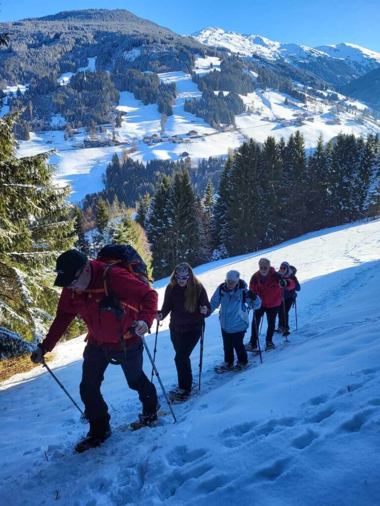 Schneeschuhwanderung mit steilem Aufstieg am Kolsassberg