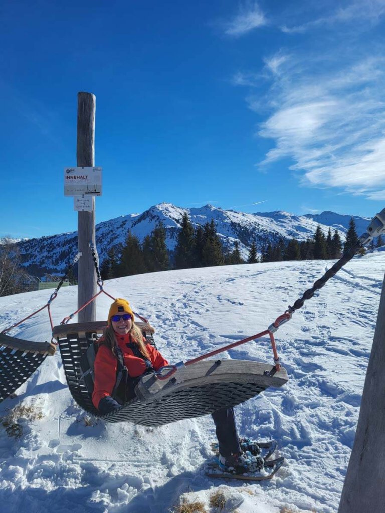 Hängematte mit Aussicht auf die Zillertaler Alpen am Loassattel in der Silberregion Karwendel in Tirol