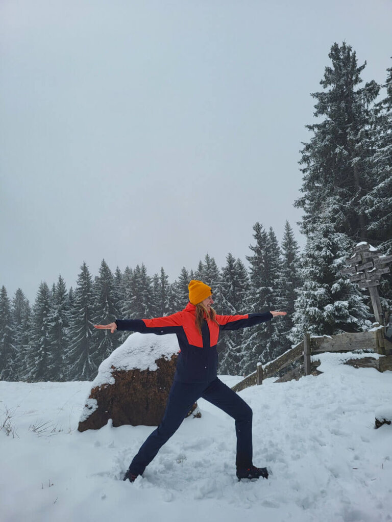 Winterlicher Yogaflow am Energiesteinkreis bei den Schneeschuhwanderwochen der Silberregion Karwendel