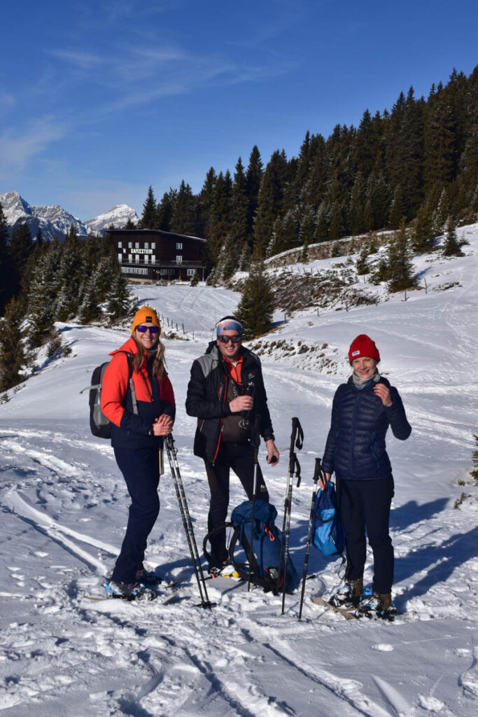 Pause vom Schneeschuhwandern am Loassattel mit Bergführer Paul