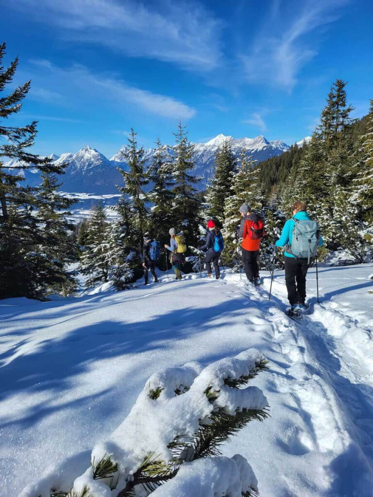 Märchenhaft schöner Abstieg beim Schneeschuhwandern in Tirol zum Kellerjochlift