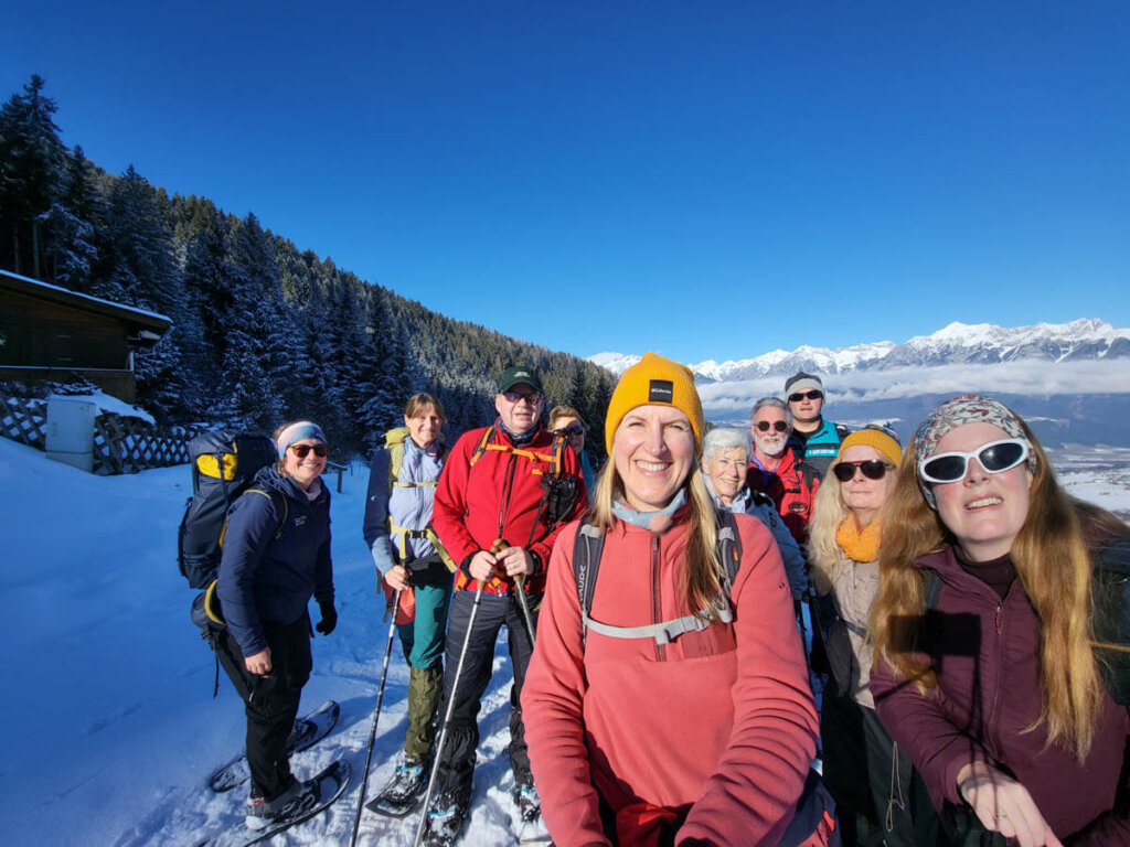 Unsere coole Gruppe beim Schneeschuhwandern in der Silberregion Karwendel mit Guides Desi & Thomas