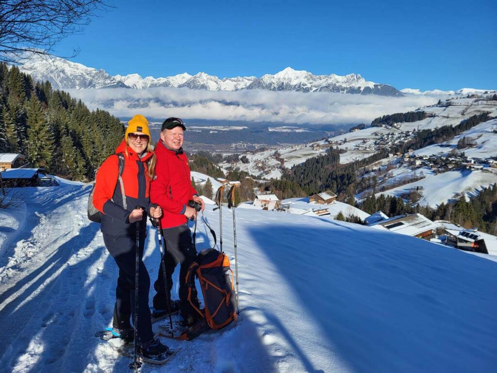 Wintermärchen beim Schneeschuhwandern am Kolsassberg im österreichischen Tirol