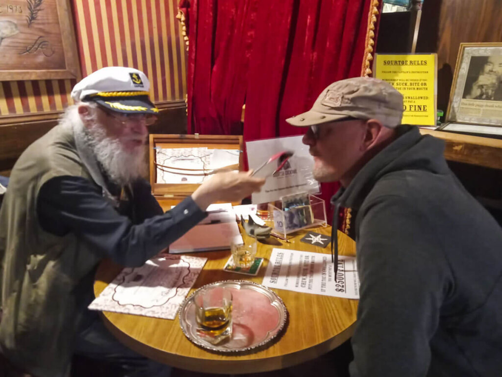 Mutprobe: Traut Martin sich, den Sourtoe im Downtown Hotel in Dawson City, Yukon, zu küssen?