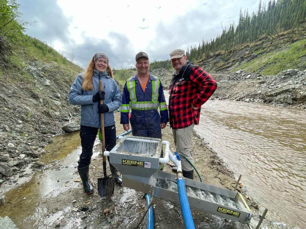 Elke Reinauer und Martin Biebel mit David Millar (Mitte) und dem Highbanker beim Goldschürfen im Yukon