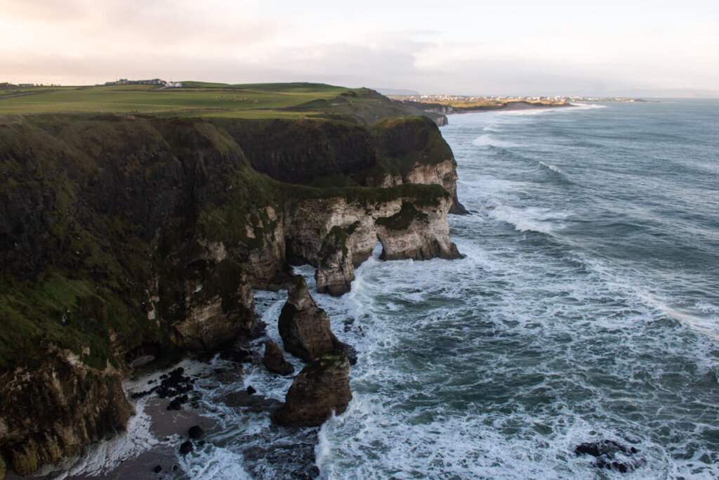 Blick von oben auf den Wishing Arch, eine der beliebtesten Sehenswürdigkeiten an der Causeway Coast in Nordirland