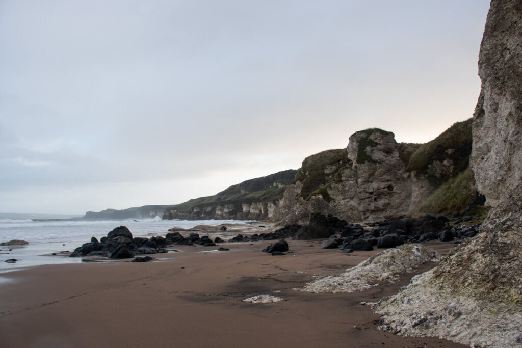Der beeindruckende White Rocks Beach in Nordirland