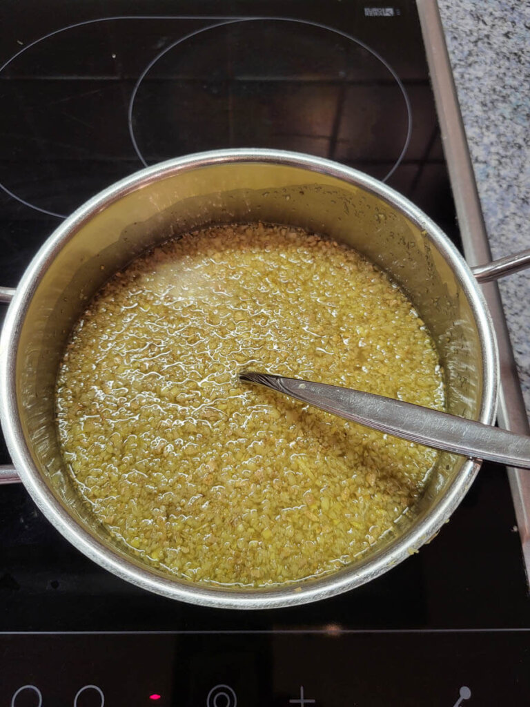 Ingwer mit Rohrzucker und Wasser aufkochen