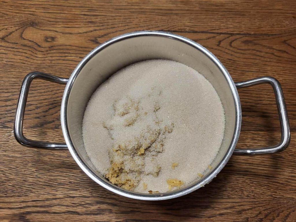 Kleingeschnittenen Ingwer mit Rohrzucker mischen