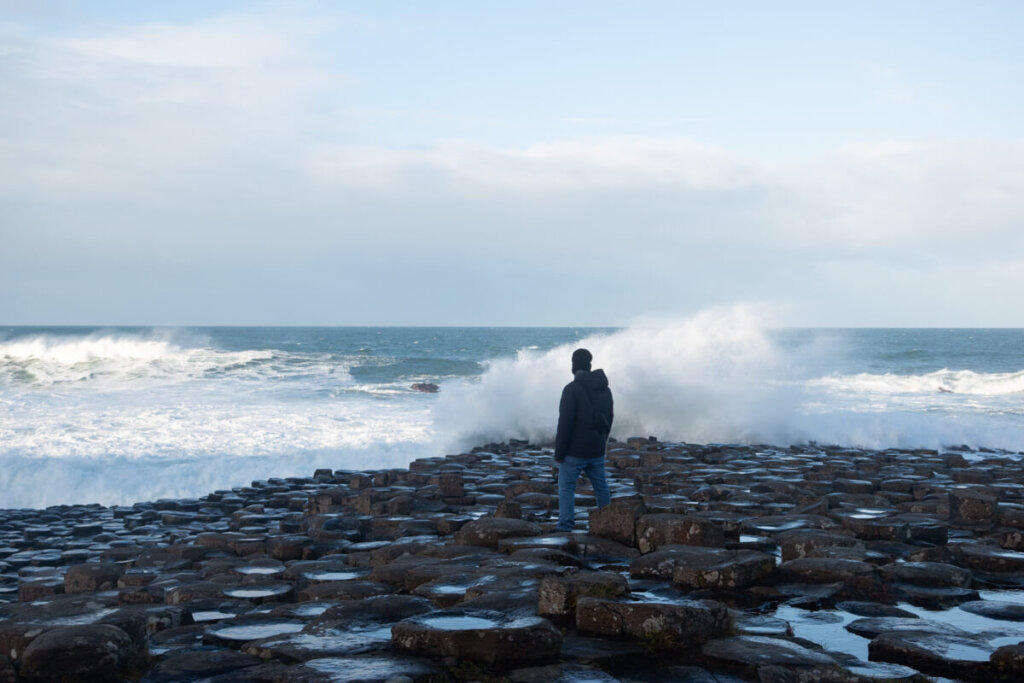 Nordirland Rundreise: Stürmischer Wintertag am Giant's Causeway