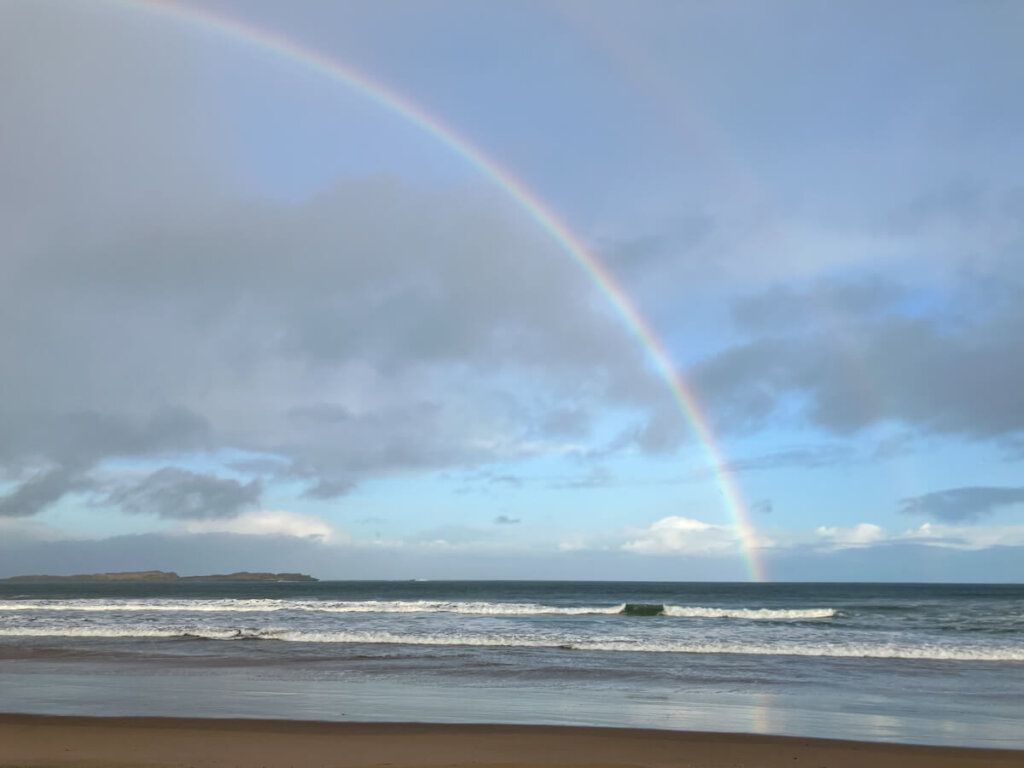 Ein typisch irischer Anblick: Ein leuchtender Regenbogen