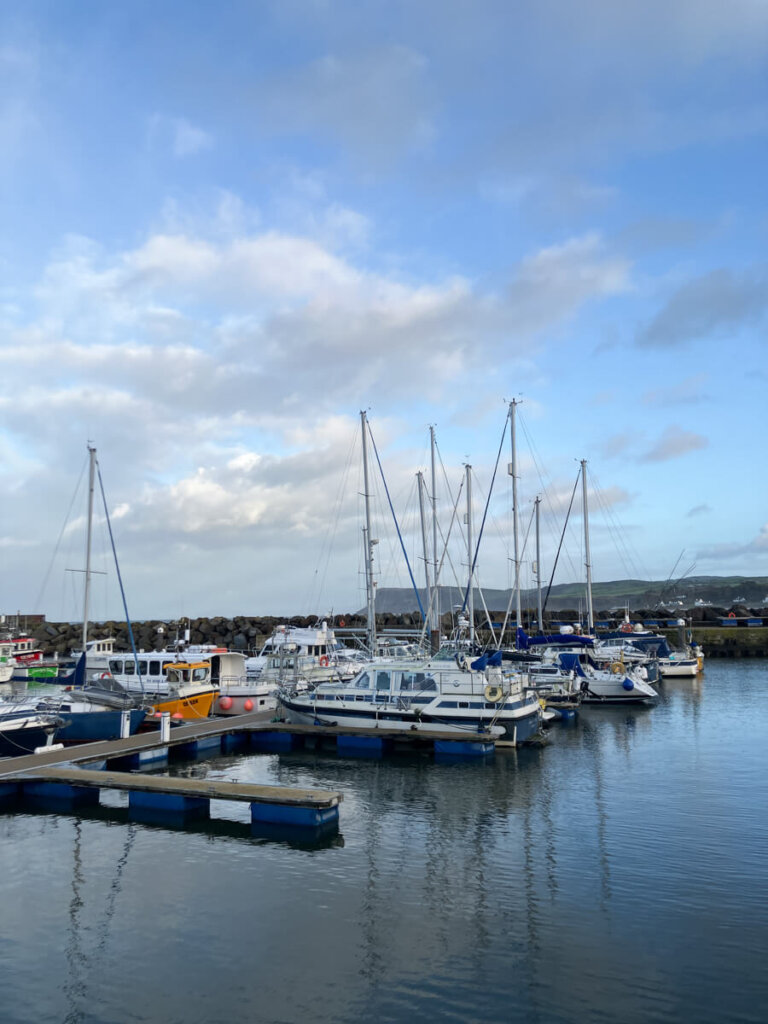 Der kleine Hafen von Ballycastle in Nordirland