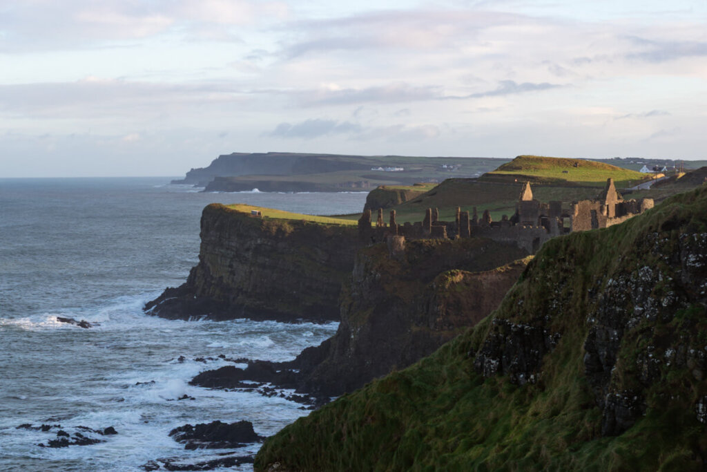 Hoch auf einer Klippe über dem Atlantik thront das sagenumwobene Dunluce Castle in Nordirland