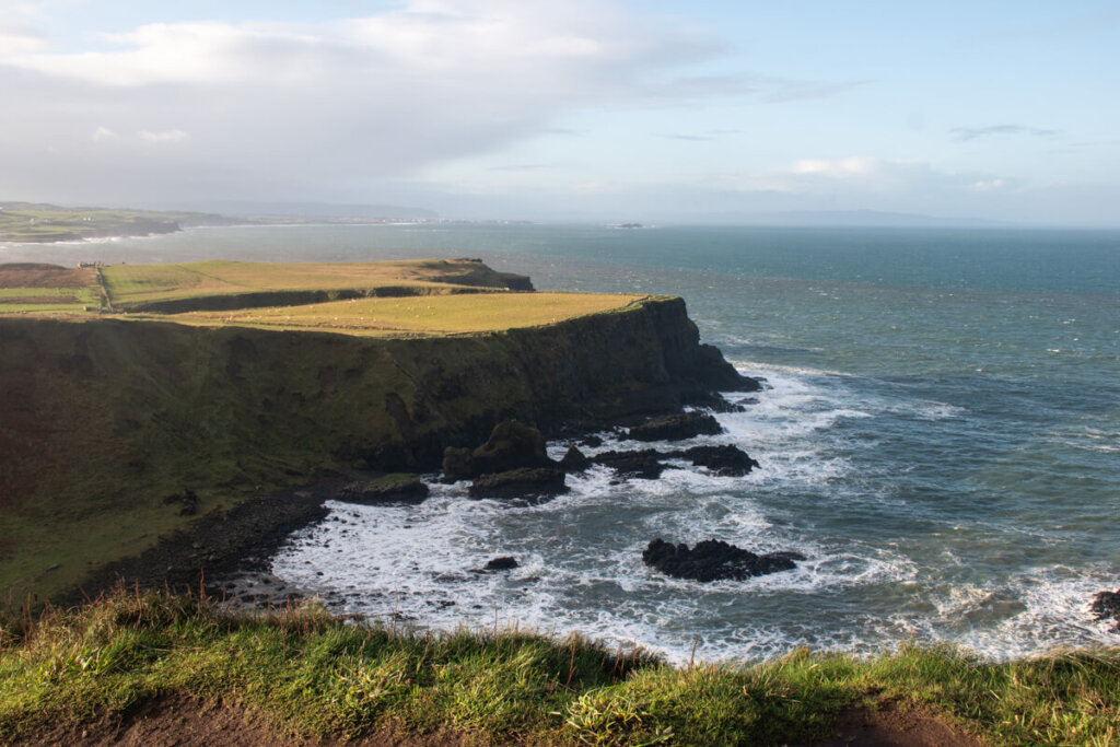 Panoramablick über den Giant's Causeway in Nordirland
