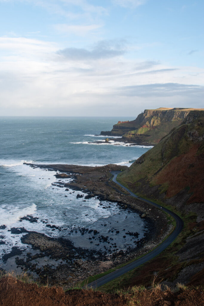 Blick von oben auf den Giants Causeway in Nordirland