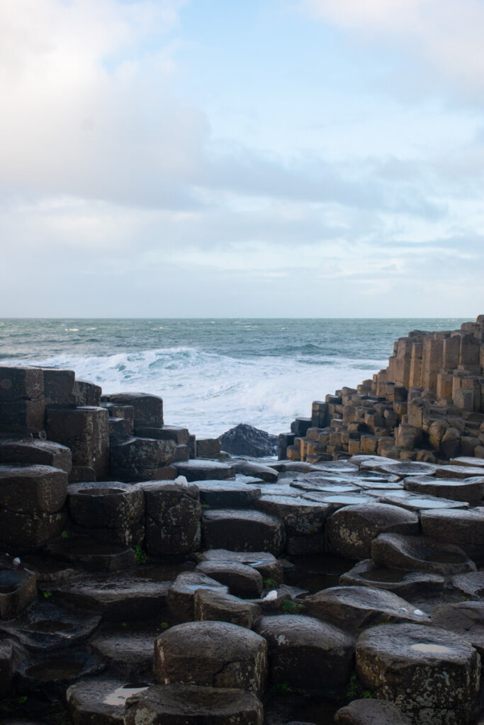 Die Jahrmillionen alten Basaltsäulen des Giants Causeway