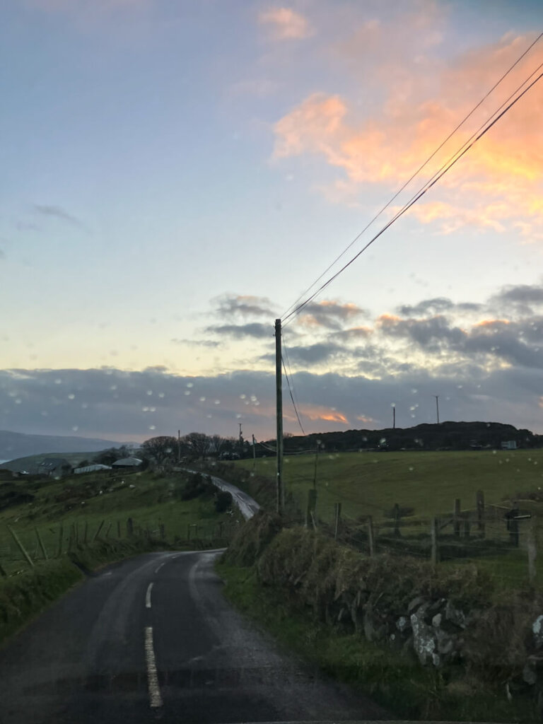 Über kurvige Straßen geht es auf dem Torr Head Scenic Drive in Nordirland die Küste entlang