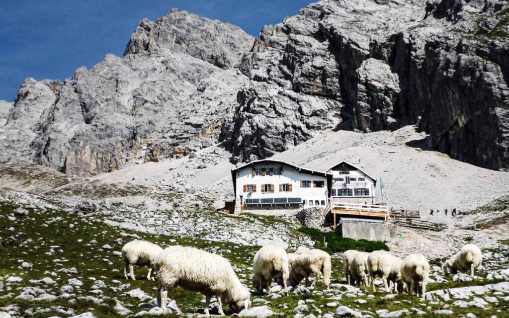 Hüttenübernachtung Allgäu: Die Knorrhütte beim Aufstieg auf die Zugspitze