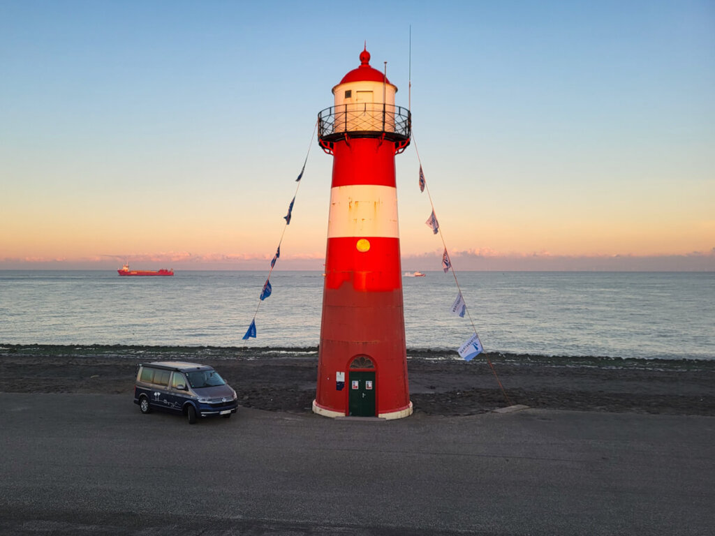 Mit dem Bulli am Leuchtturm von Westkapelle in Zeeland