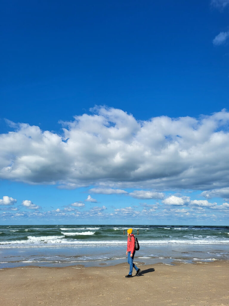 Frische Frühlingsbrise am Nordseestrand in Zeeland
