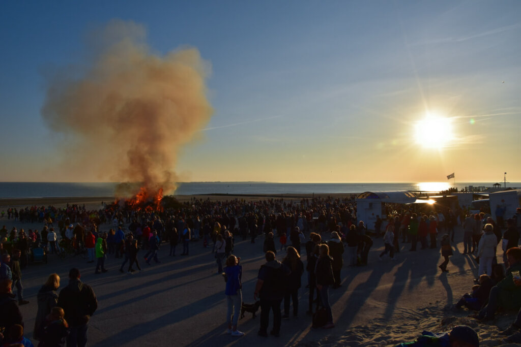 Frühlings-Highlight: Das Osterfeuer auf Norderney