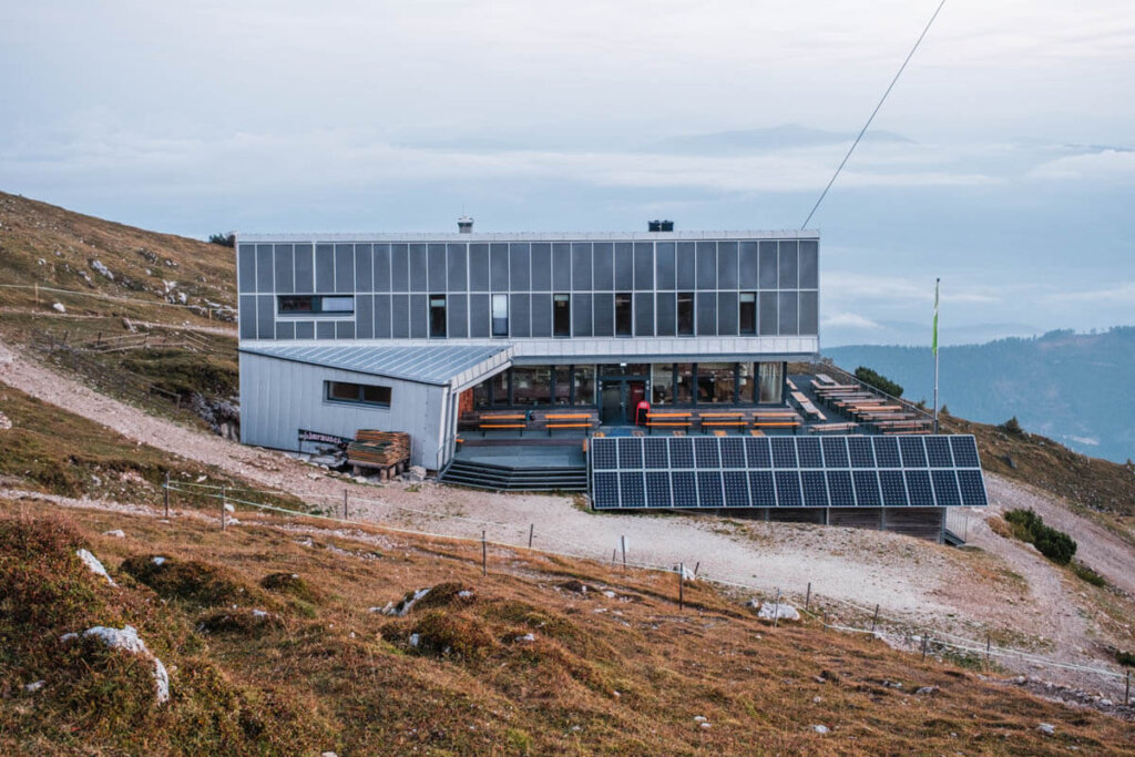 Das Dobratsch-Gipfelhaus in Kärnten - Bild: Janine Wenzel