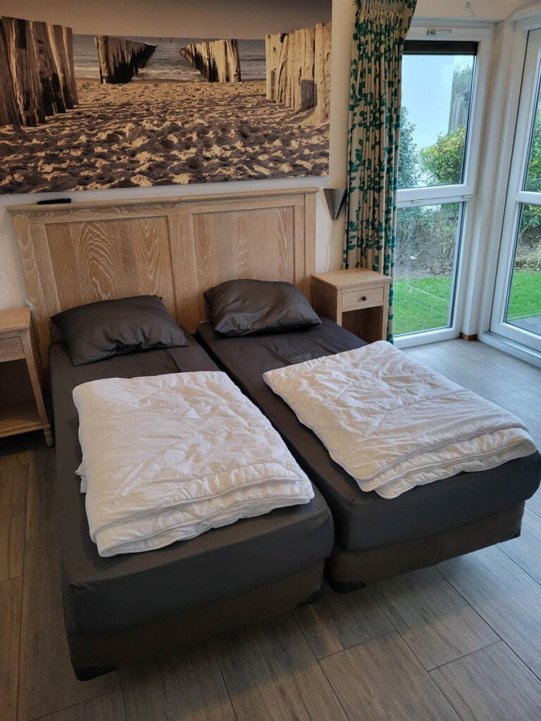 Eines der drei Schlafzimmer unseres Ferienhauses in Ouddorps Strandpark Duynhille