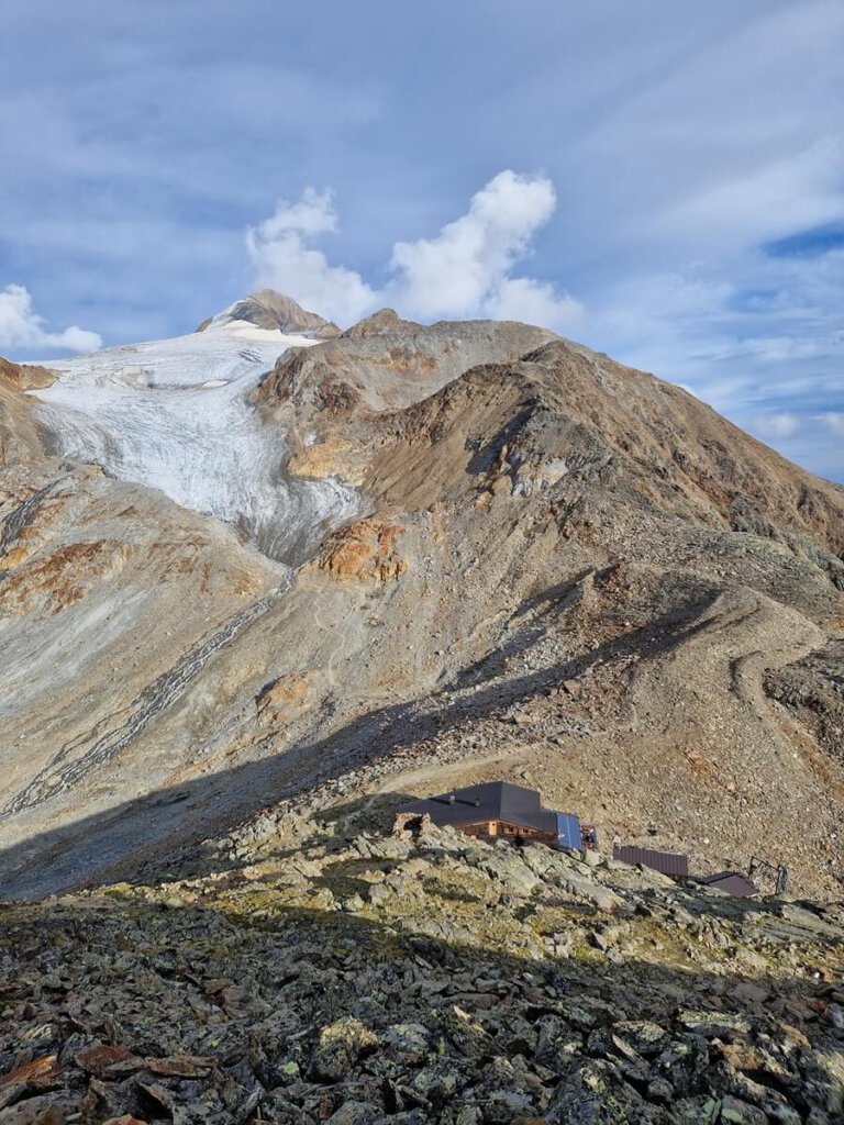 Die Similaunhütte im österreichischen Ötztal mit Similaun im Hintergrund