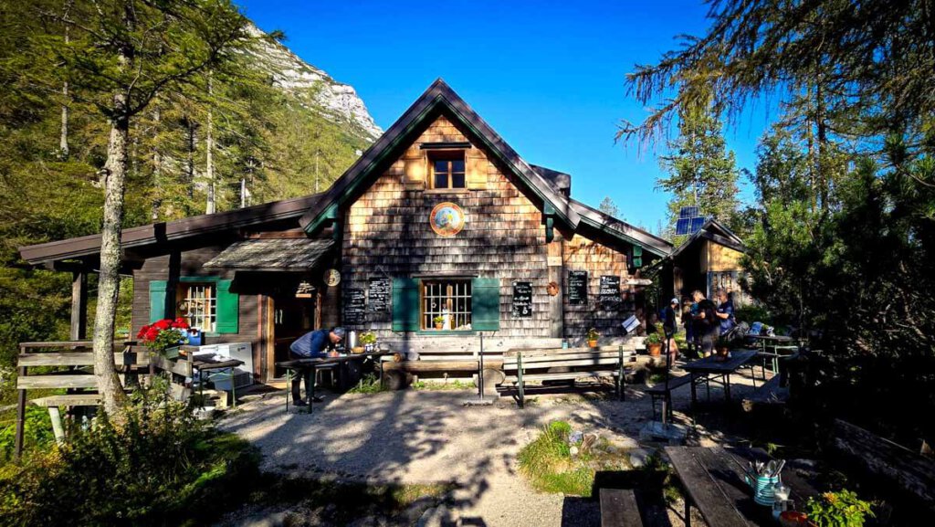 Die einfache Rinnerhütte im Toten Gebirge im österreichischen Salzkammergut