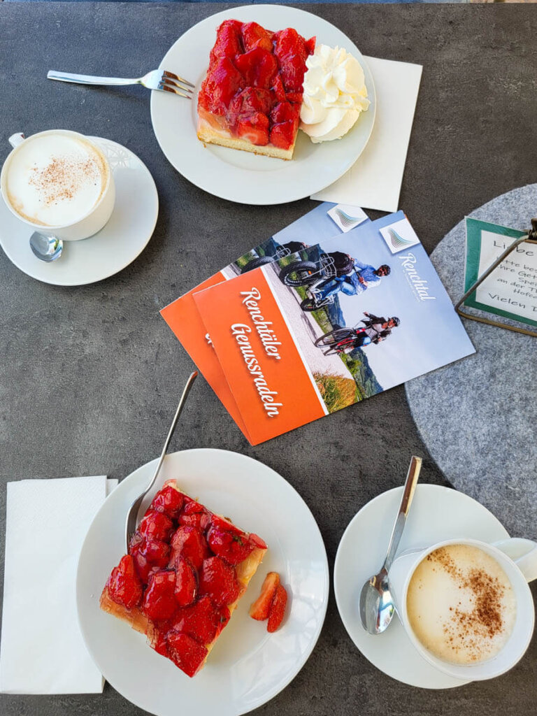 Den ersten Erdbeerkuchen genießen wir beim Obst- und Spargelhof Wurth