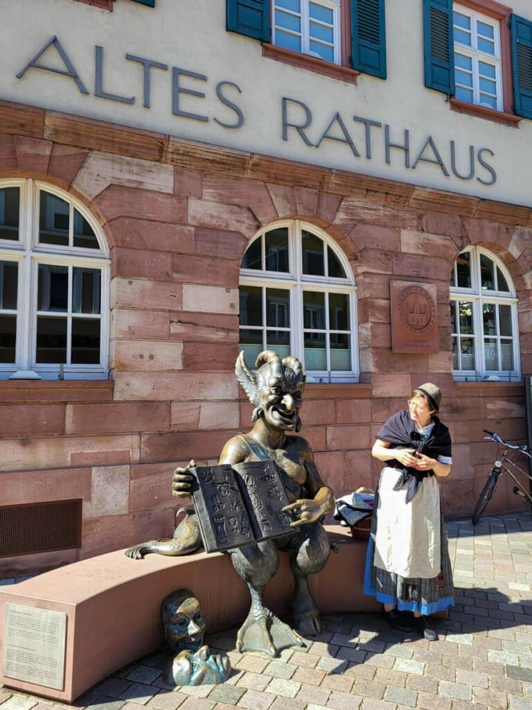 Grimmelshausen-Denkmal vor dem Alten Rathaus in Oberkirch im Renchtal