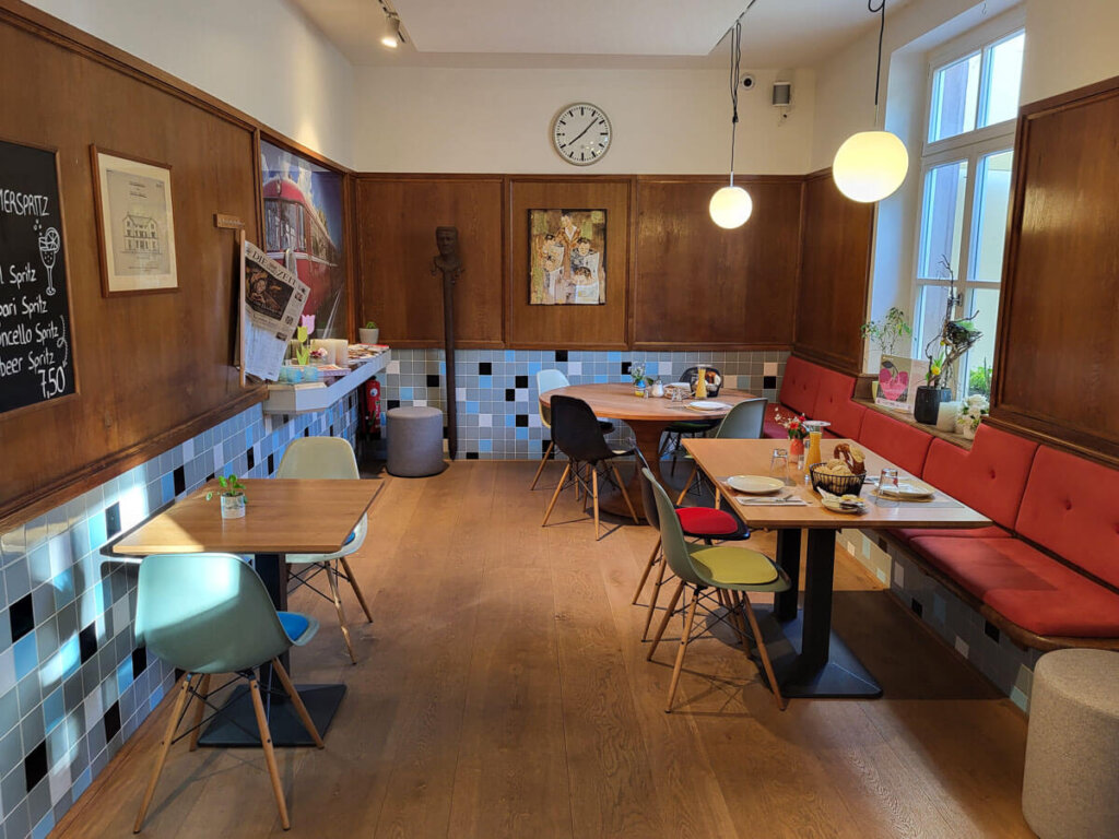 Die ehemalige Schalterhalle des Bahnhofs Oberkirch dient heute als Frühstücksraum
