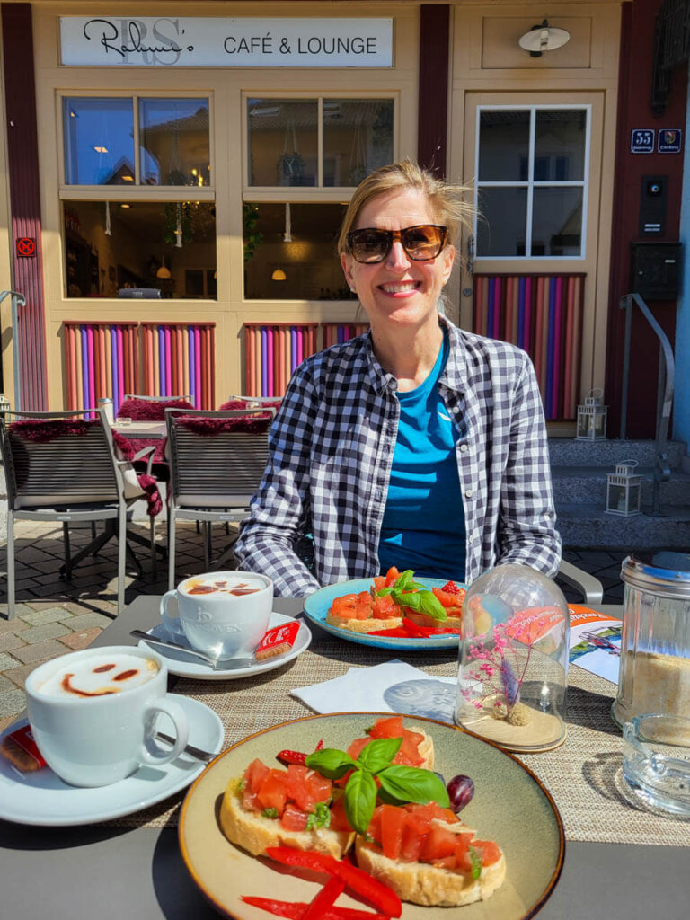 Kleine Stärkung beim Renchtäler Genussradeln in Rahmi's Café & Lounge im Herzen Oberkirchs
