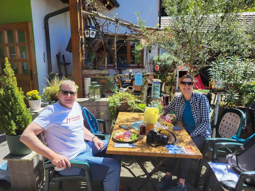 Brotzeit mit Wurstsalat im idyllischen Garten der Winzerstube in Oberkirch-Nußbach