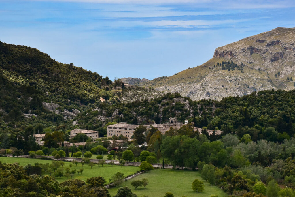 Wallfahrtsort Kloster Lluc inmitten der Serra de Tramuntana