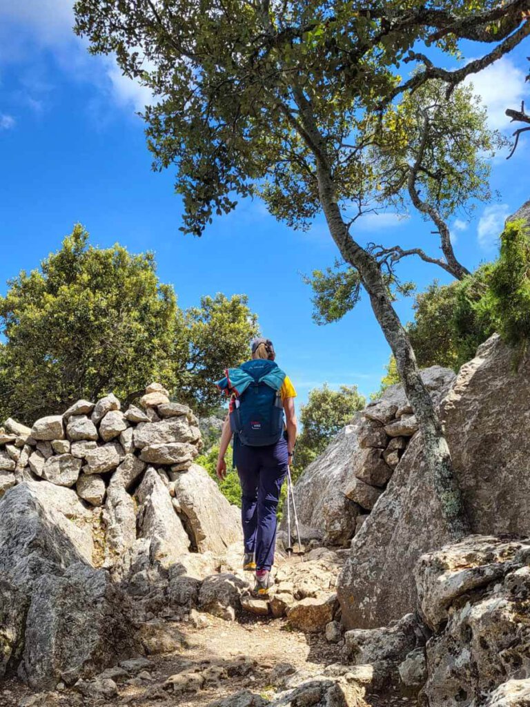 Felsige Pfade führen zum Refugi Tossal Verds