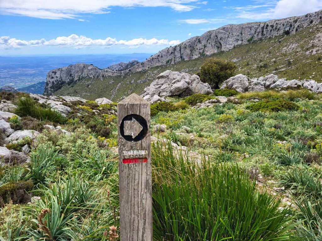 GR221 Wegweiser hoch im Tramuntana Gebirge auf Mallorca