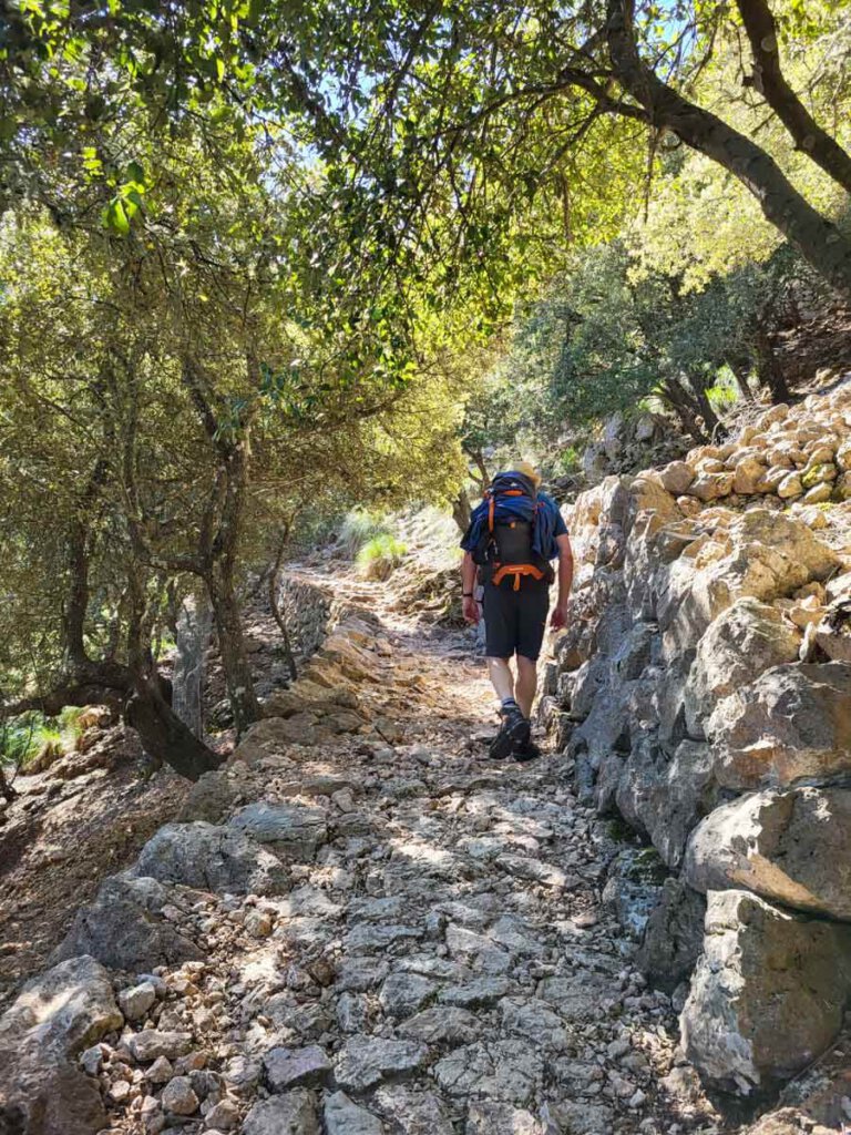 Steile und steinige Pfade führen bergauf auf dem GR221 Mallorca