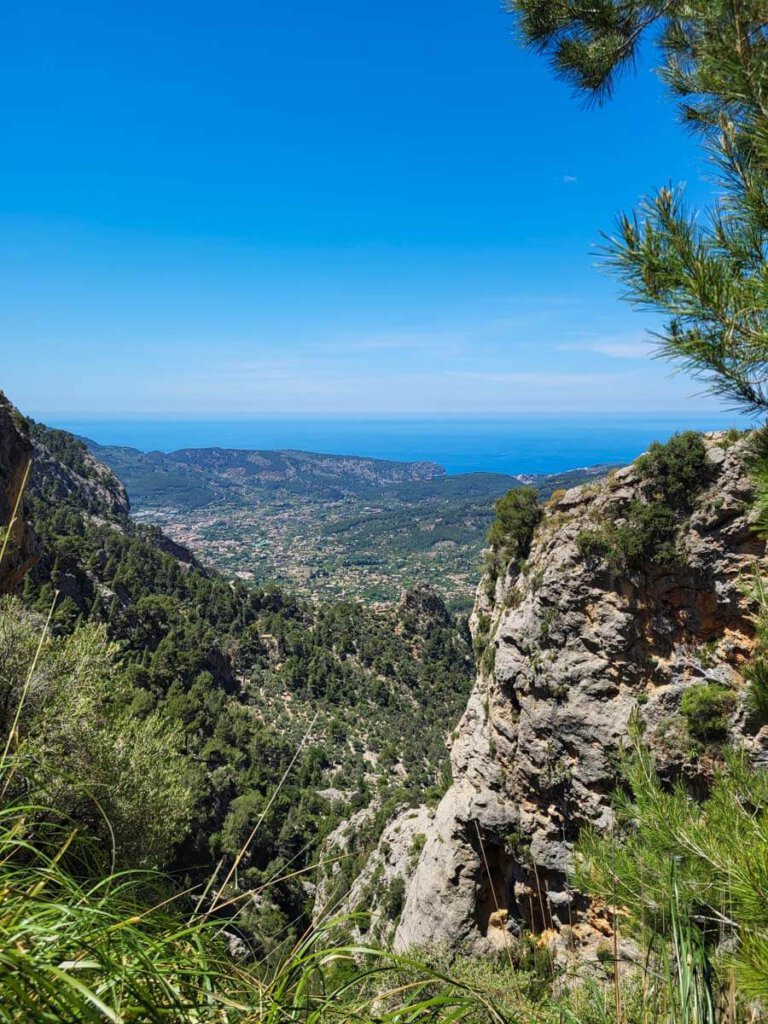 Erster Blick auf Sóller und das azurblaue Mittelmeer