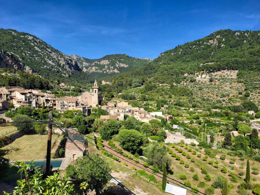 Das idyllisch gelegene Bergdorf Valldemossa